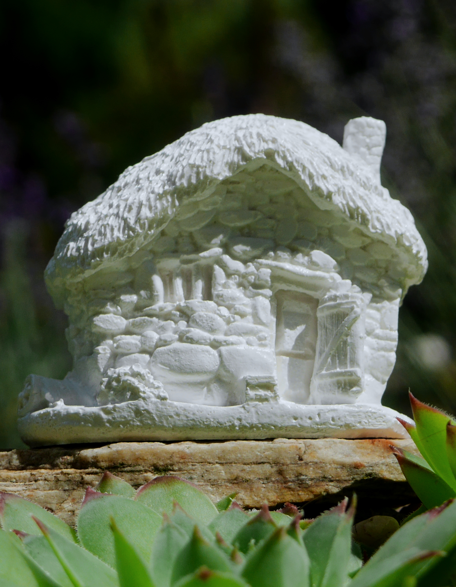 Kamenný minidomeček bílý