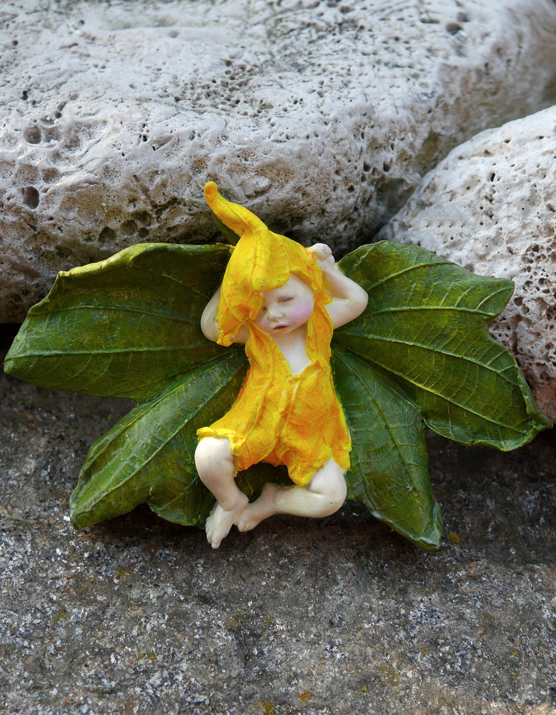 Pampeliškový skřítek na listu