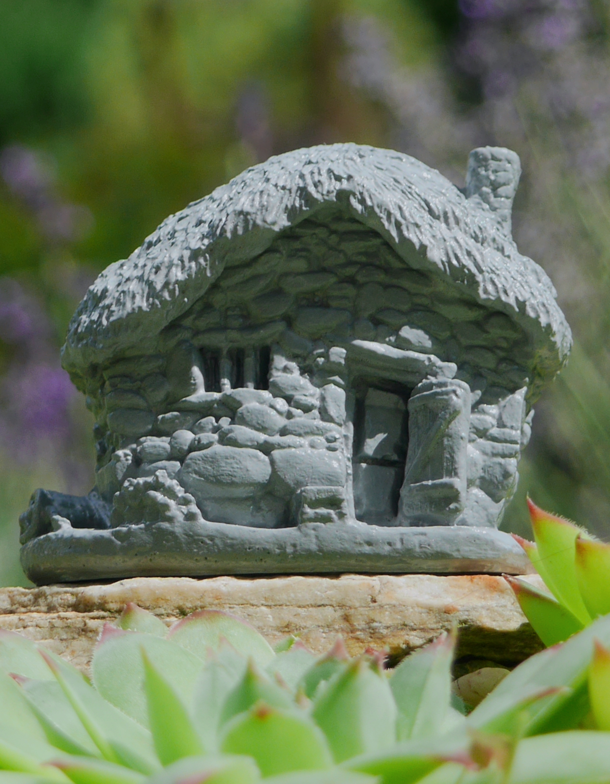 Kamenný minidomeček šedý