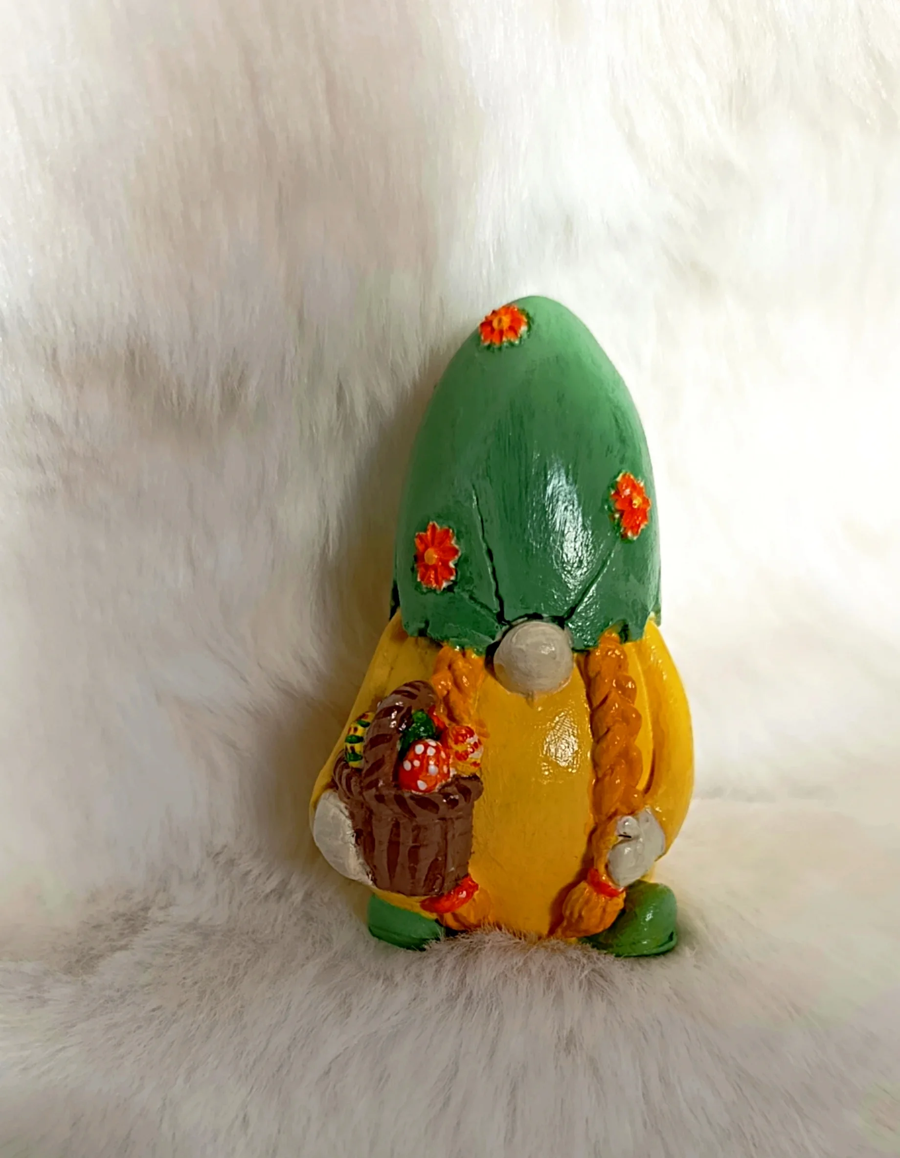 Trpaslice s košíčkem velikonočních vajíček