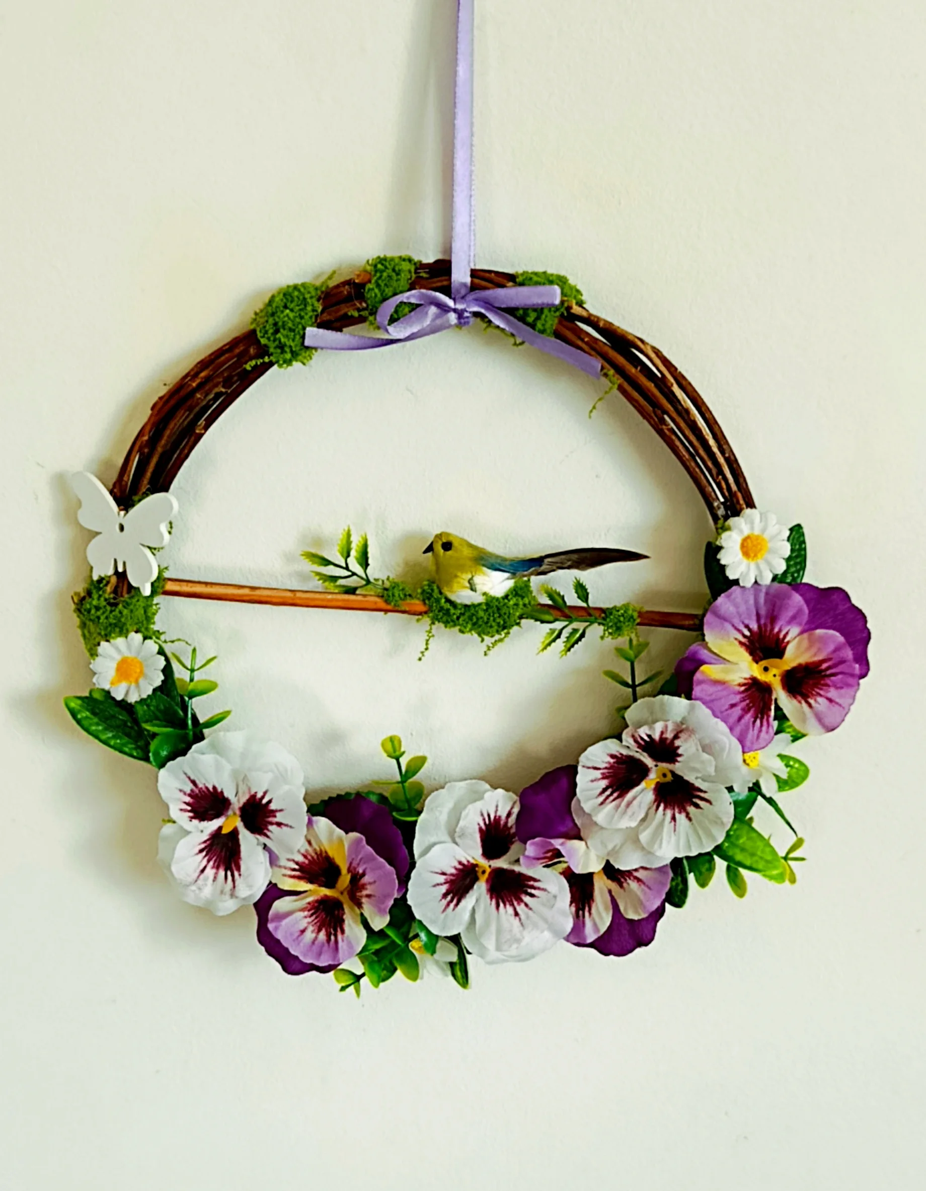 Jarní věneček s ptáčkem a maceškami