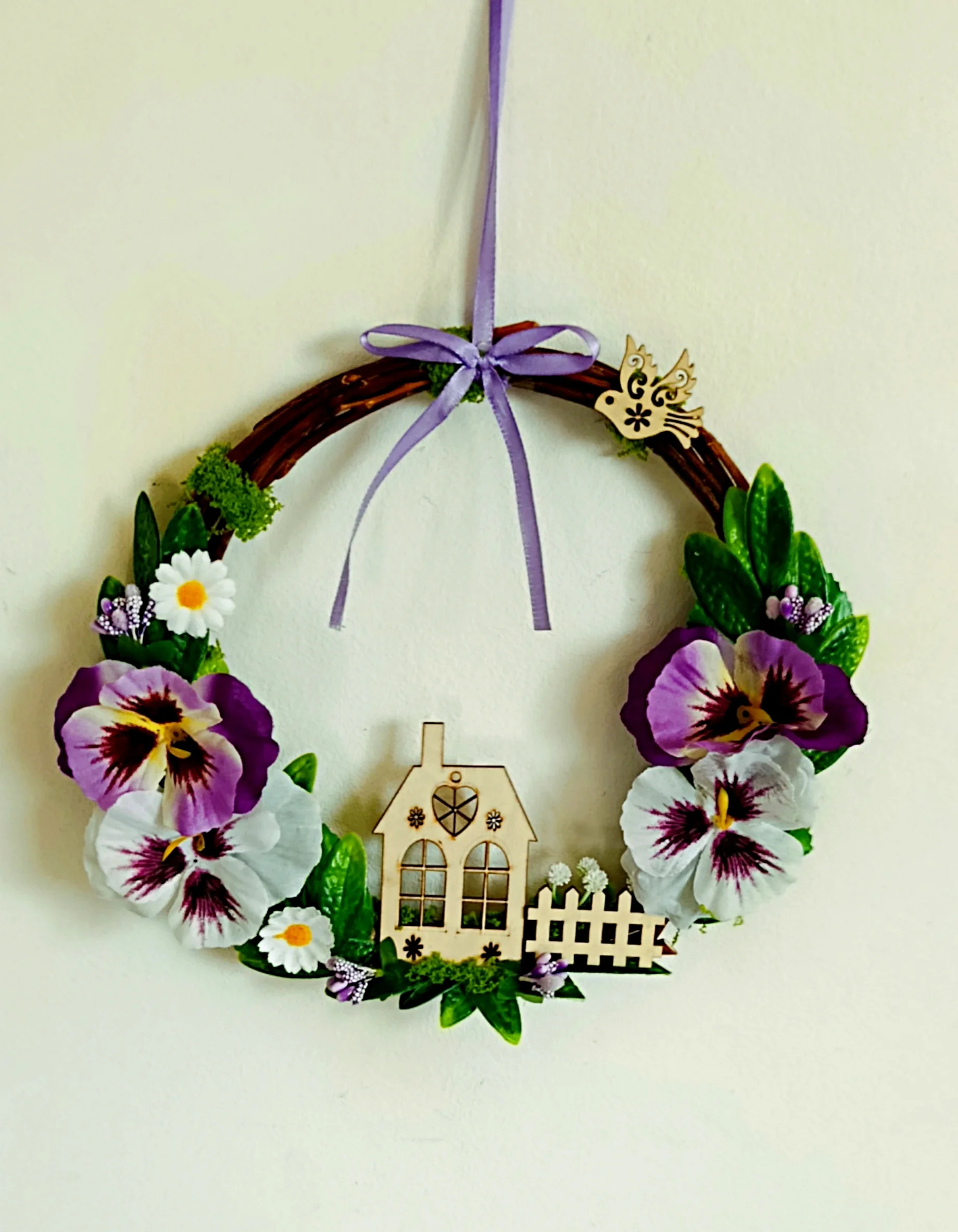 Jarní věneček s domečkem a maceškami