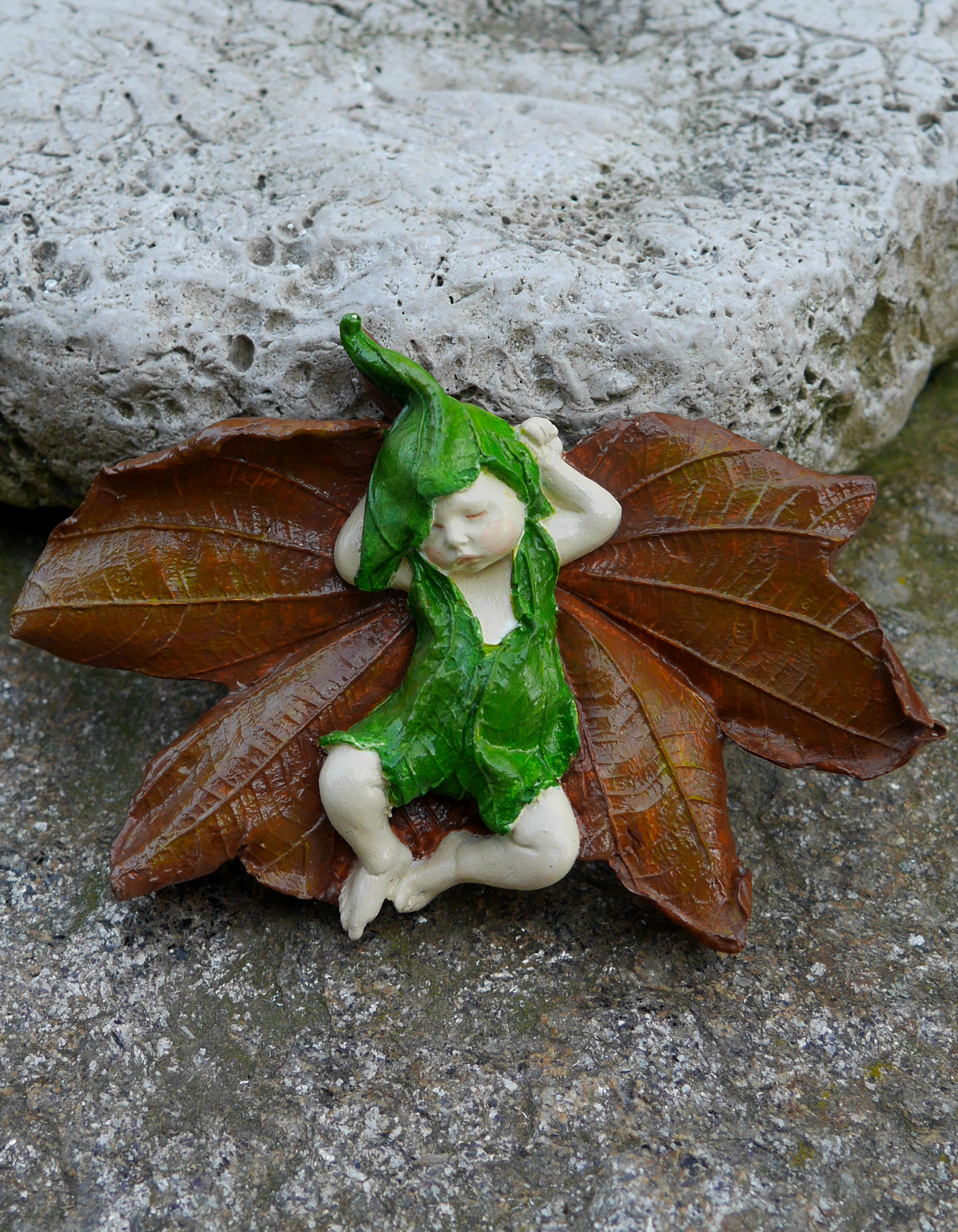 Zelený skřítek na listu