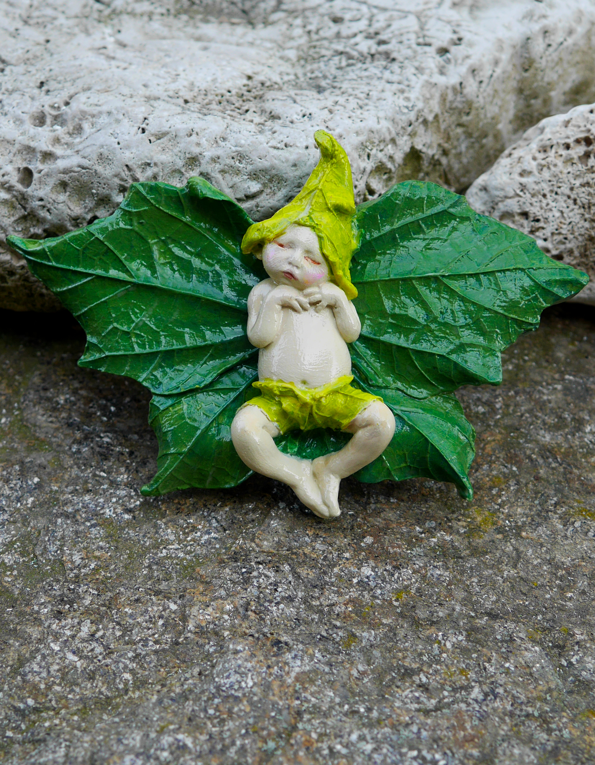 Žlutý skřítek na listu